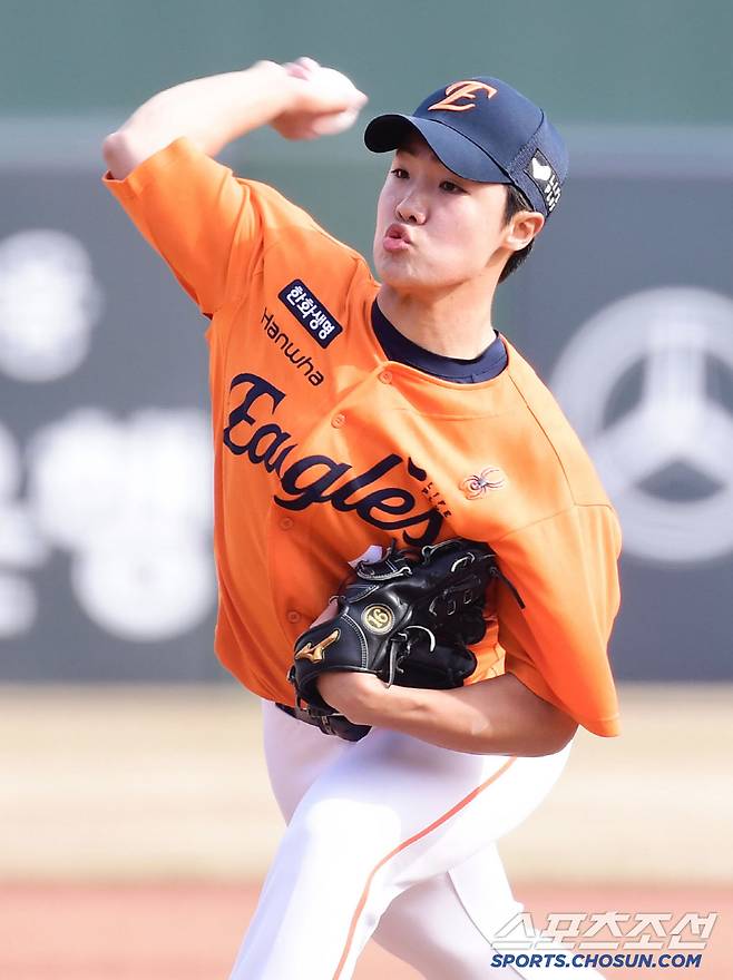 당찬 투구를 선보이는 정우주.