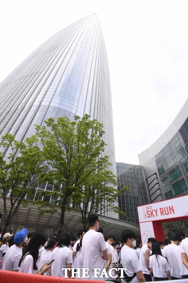 지난 2022년 서울 송파구 롯데월드타워에서 열린 수직마라톤대회 '2022 스카이런(SKY RUN)'에서 참가자들이 출발 준비를 하고 있다. /더팩트 DB