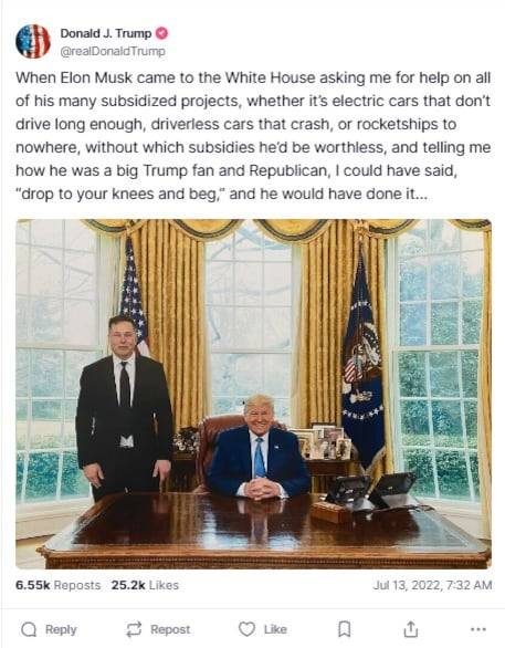 트럼프 집권 1기 때 백악관 집무실을 방문한 일론 머스크. 트럼프는 2022년 7월 13일 자신의 소셜미디어에 이 사진을 올리고 "정부 보조금이 없으면 아무런 쓸모가 없는 머스크는 '무릎 꿇고 애원하라'고 하면 했을 사람"이라고 적었다./트루스소셜
