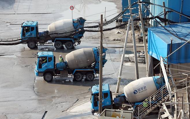 지난 3월 6일 서울 시내의 한 레미콘 공장에서 레미콘 차량이 분주하게 움직이고 있다. /연합뉴스