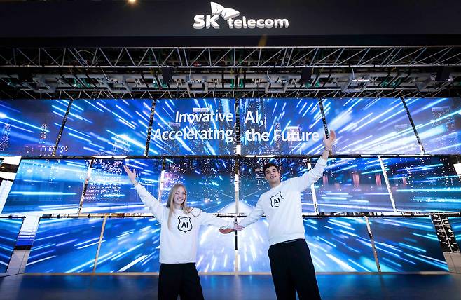 SK텔레콤이 지난 3일(현지 시각) 스페인 바르셀로나에서 개막한 MWC25에서 차세대 AI 데이터센터 솔루션과 AI가 접목된 기지국 등 다양한 혁신 기술을 공개했다. /SK텔레콤