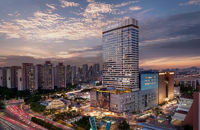 신세계백화점 강남점과 JW메리어트 호텔, 고속버스 터미널 등이 밀집된 센트럴시티 전경. /신세계센트럴시티 제공