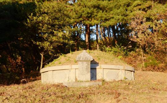 충남 서천 비인면 남당리에 위치한 김임벽당·유여주 부부 묘소. 문희순 문학박사·충청문화연구소 연구교수 제공