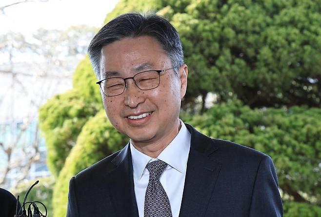 최재해 감사원장이 13일 오전 서울 종로구 북촌로 감사원으로 직무 복귀하며 환하게 미소 짓고 있다. 헌법재판소는 이날 최 감사원장에 대한 탄핵 심판 선고를 통해 재판관 전원일치 의견으로 기각 결정했다. 2025.3.13/뉴스1