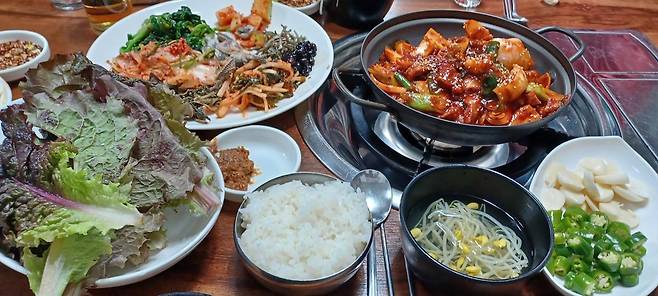 전북 남원시 인월쌈밥의 제육볶음과 밑반찬. 이곳의 음식은 전라도식의 진한 젓갈맛과 영남풍의 매운맛, 묵직한 단맛을 함께 품고 있다.
김도언 소설가 제공