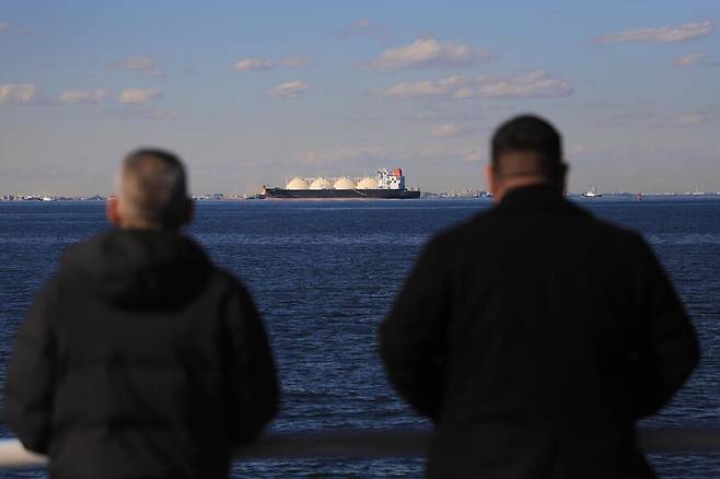 2025년 2월 ‘캐나다 액화천연가스(LNG) 운송관 건설 사업’의 환경파괴와 선주민 인권 침해를 알리기 위해 사업 투자국인 일본과 한국을 방문한 웻수웨튼족이, 일본의 한 해안가에서 화물작업 중인 LNG 운송선을 바라보고 있다. 웻수웨튼족 제공