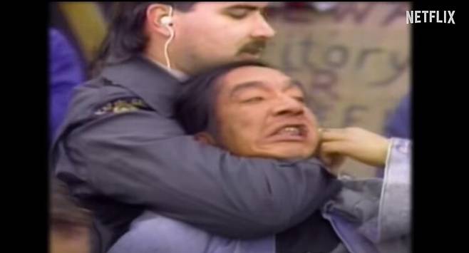 다큐멘터리 ‘인타’의 한 장면. 과거 웻수웨튼족이 캐나다 공권력으로부터 인권 탄압 받는 장면. 선주민 인권 탄압 문제는 캐나다 역사의 치부다. 넷플릭스 유튜브 채널 갈무리