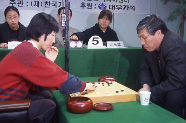 루이나이웨이(왼쪽) 9단이 지난 2000년 2월 열렸던 ‘제43기 국수전’ 결승에서 조훈현 9단과 대국을 벌이고 있다. 루이 9단은 3번기(3판2선승제)로 벌어졌던 이 기전에서 1국을 내줬지만 2국에 이어 3국까지 연거푸 승리, 최종 우승컵까지 차지했다. 루이 9단은 이로써 남녀 혼성기전 타이틀매치에서 우승한 최초의 여류 기사로 새겨졌다. 이 기록은 25년이 지난 현재까지도 깨지지 않고 있다. 한국기원 제공