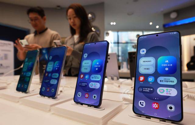 2월 4일 오전 서울 마포구 머큐어 앰배서더 호텔 홍대 T팩토리에서 열린 SK텔레콤의 갤럭시 S25 출시 기념 개통 행사에서 직원들이 제품을 살펴보고 있다. 갤럭시 S25 시리즈에는 양자내성암호 기능이 탑재됐다. 뉴시스