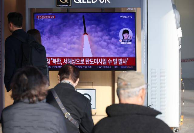 북한이 트럼프 미 대통령 취임 후 첫 탄도미사일 수 발을 발사한 10일 서울 중구 서울역에서 시민들이 관련 뉴스를 보고 있다. 연합뉴스