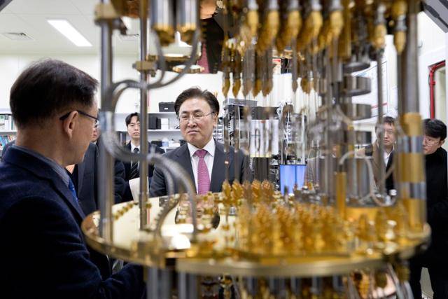 유상임(가운데) 과학기술정보통신부 장관이 지난달 21일 대전 유성구 한국표준과학연구원에서 초전도 양자컴퓨팅에 대한 설명을 듣고 있다. 과기정통부 제공