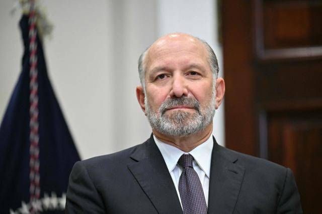 하워드 러트닉 미국 상무장관이 지난 3일 워싱턴 백악관 루스벨트 룸에서 관세 정책을 발표하는 도널드 트럼프 대통령을 바라보고 있다. 워싱턴=AFP 연합뉴스