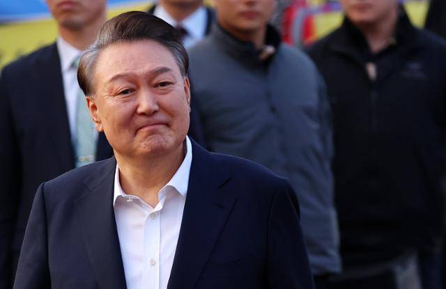 석방된 윤석열 대통령이 8일 경기 의왕시 서울구치소 앞에서 경호차량에서 내려 지지자들에게 인사하며 구치소를 나서고 있다. 의왕=연합뉴스