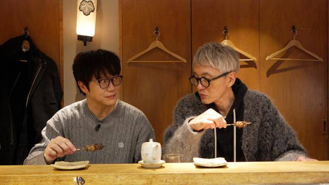 넷플릭스 예능 콘텐츠 '미친맛집'은 가수 성시경과 배우 마쓰시게 유타가가 각자 아는 맛집을 소개하고 대화를 나누는 모습을 담고 있다. 넷플릭스 제공