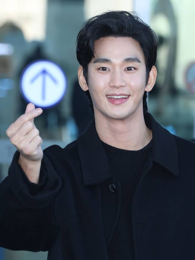 배우 김수현이 17일 오전 해외 일정 참석 차 인천국제공항을 통해 이탈리아 밀라노로 출국하고 있다. 인천공항=서병수 기자 qudtn@edaily.co.kr /2025.01.17/
