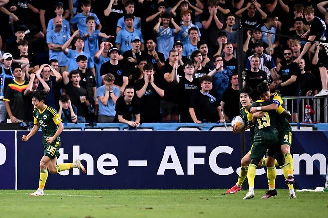 <yonhap photo-5902="">전진우(왼쪽)가 골을 터뜨리고 환호하고 있다.    [EPA=연합뉴스] epa11960348 Jeon Jinwoo of Jeonbuk (L) celebrates after scoring a goal during the AFC Champions League Two, Quarterfinals, second leg match between Sydney FC and Jeonbuk FC at the Sydney Football Stadium in Sydney, Australia, 13 March 2025. EPA/DAN HIMBRECHTS AUSTRALIA AND NEW ZEALAND OUT/2025-03-13 18:36:49/ <저작권자 ⓒ 1980-2025 ㈜연합뉴스. 무단 전재 재배포 금지, AI 학습 및 활용 금지></yonhap>