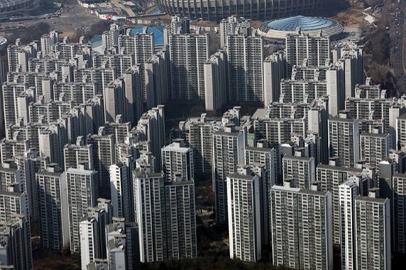 롯데월드타워 전망대에서 바라본 송파구 아파트 단지 모습. 2025.3.9 [사진=연합뉴스]