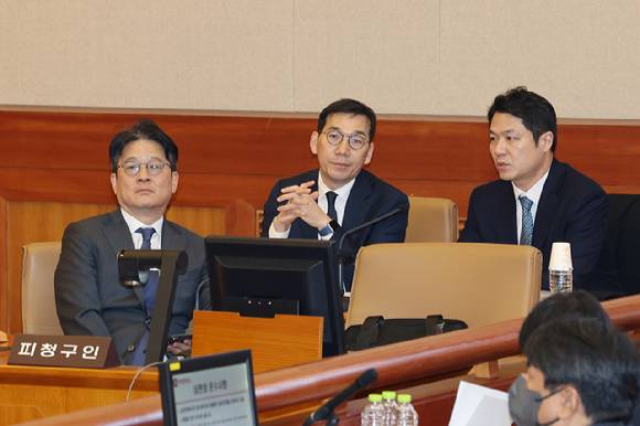 이창수 서울중앙지검장(왼쪽부터), 조상원 중앙지검 4차장, 최재훈 중앙지검 반부패수사2부장이 지난달 24일 서울 종로구 헌법재판소에서 열린 검사 3인에 대한 탄핵심판 2차 변론기일에 출석해 자리하고 있다. 2025.2.24 [사진=연합뉴스]