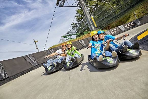 고객들이 스카이라인 루지를 탑승하고 있다. [사진=스카이라인 루지]