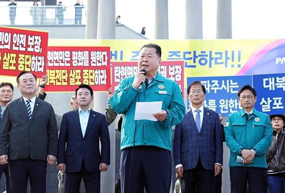 김경일 파주시장이 임진각에서 대북전단살포에 대해 총력대응 계획을 발표하고 있다. [사진=파주시]