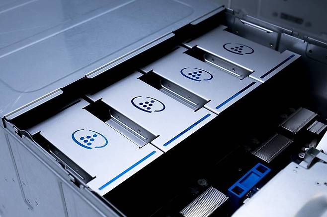 지난 2월, 저스틴 호타드 인텔 AI 책임자 겸 인텔 수석 부사장이 퇴사하며 인텔의 AI 반도체 전략도 공백기에 접어들었다. 림부 탄 인텔 CEO에게 정말 많은 도전 과제가 기다리고 있다 / 출처=IT동아