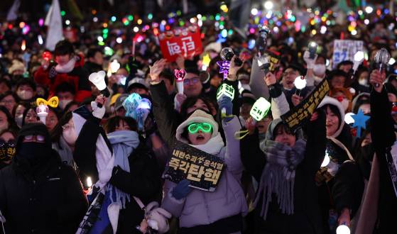 지난해 12월 14일 서울 여의도 국회 앞 탄핵 촉구 집회에 참석한 시민들. [연합뉴스]