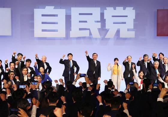 지난 9일 치러진 자민당 당대회에서 이시바 시게루 일본 총리(자민당 총재)가 의원들과 연호하고 있다. 지지·AFP=연합뉴스