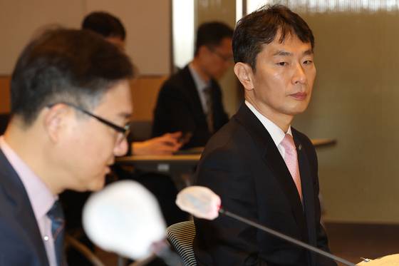 이복현 금융감독원장이 13일 서울 여의도 한국경제인협회에서 열린 '기업ㆍ주주 상생의 거버넌스 구축을 위한 열린 토론'에 참석하고 있다. 연합뉴스