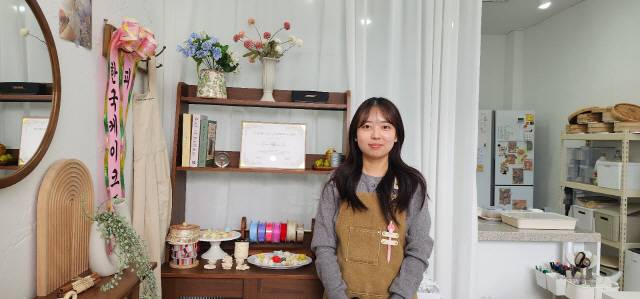 ▲ 대학에서 서양화를 전공한 김현수(27) 피어나현 대표는 앙금·떡으로 작품을 빚는 ‘공예가’다. 그는 동해지역을  대표하는 떡 케이크 장인이 되고 싶어한다.