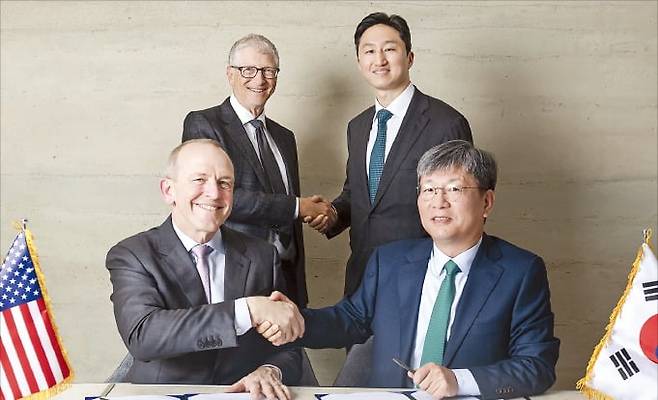 정기선 HD현대 수석부회장(뒷줄 오른쪽)과 빌 게이츠 테라파워 창업자(뒷줄 왼쪽) 등이 소형모듈원전(SMR) 상업화를 위해 협력을 강화하기로 했다.  /HD현대 제공