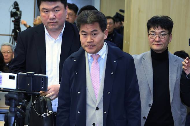 한국사 강사 전한길씨가 지난 12일 서울 여의도 국회 의원회관에서 열린 '국민저항권 긴급세미나'에 기조 강연자로 참석하고 있다. 사진=연합뉴스