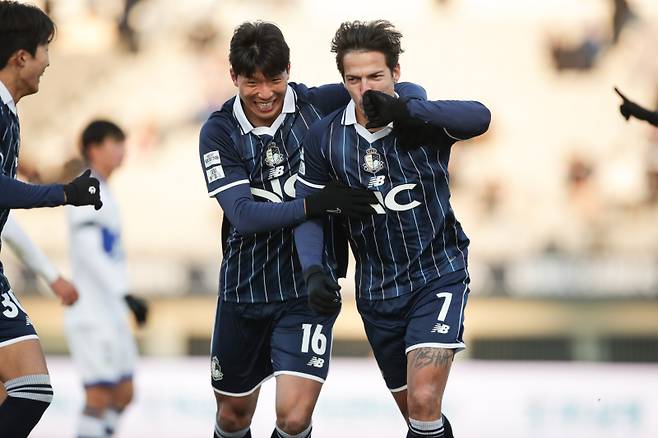 에울레르(오른쪽)와 변경준. 한국프로축구연맹 제공