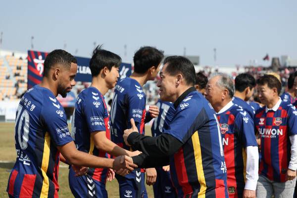 시즌 첫 승에 목마른 수원FC가 울산 HD와의 5라운드 홈경기서 마수걸이 승리에 재도전한다. 사진은 지난 4라운드 FC서울과의 홈 개막 경기서 구단주인 이재준 시장이 선수들을 격려하고 있다. 수원FC 제공
