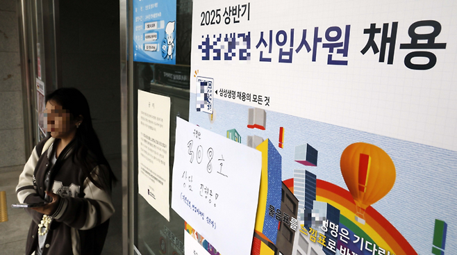 2월 취업자 수가 두 달 연속 10만명대 증가세를 이어갔지만, 청년층(15~29세) ‘쉬었음’ 인구가 50만명을 넘어섰다. 2003년 관련 통계 작성 이래 처음이다. 청년층 고용률도 49개월 만에 최대 낙폭을 기록하는 등 건설·제조업 불황이 고용시장으로 번지면서 청년층 타격이 심화하는 모습이다. 12일 서울의 한 대학교 캠퍼스에 채용을 알리는 현수막이 붙어 있다. [김호영 기자]