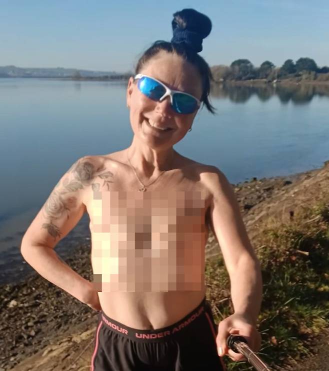 암으로 양쪽 유방 절제술을 받은 루이스 버나데트 부처(51)가 웃옷을 벗은 채 달리는 모습을 영상으로 기록하고 있다. /사진=루이스 인스타그램 갈무리