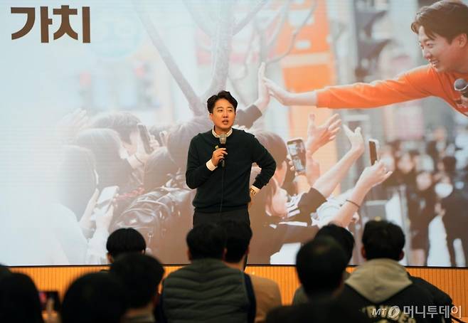 [서울=뉴시스] 조성우 기자 = 이준석 개혁신당 의원이 13일 대전 유성구 한밭대학교에서 '거부할 수 없는 미래'를 주제로 강연을 하고 있다. (사진=이준석 의원실 제공) 2025.03.13. photo@newsis.com *재판매 및 DB 금지 /사진=