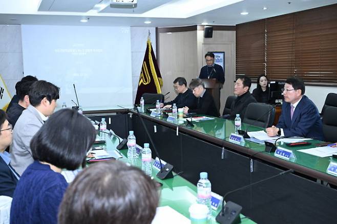 백경현 구리시장(오른쪽 첫번째)이 13일 GTX-B노선 갈매역 추가 정차 사업 타당성 검증 용역 착수보고회에서 갈매역 정차의 당위성을 강조하고 있다. /사진제공=구리시