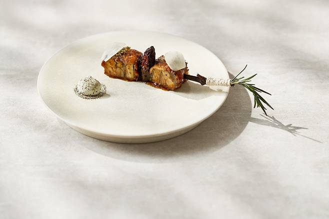 새롭게 미쉐린 3스타를 받은 밍글스는 전통과 현대를 조화롭게 결합한 요리를 선보인다. 사진은 버섯무스를채운오골계, 흑초글레이즈와 마늘아이올리. /사진=미쉐린가이드