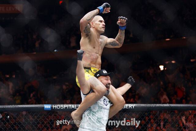 페레이라(위)가 2023년 11월에 벌어진 UFC 295에서 이리 프로하츠카를 꺾고 라이트헤비급 챔피언에 오른 후 테이세이라 코치와 기쁨을 나누고 있다. /게티이미지코리아