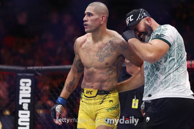 페레이라(왼쪽)의 승리에 감격하는 테이세이라 코치. /게티이미지코리아