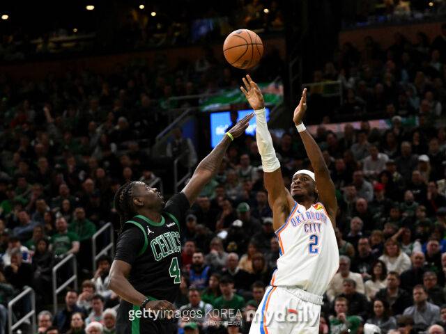 SGA(오른쪽)가 13일 보스턴과 경기에서 슛을 던지고 있다. /게티이미지코리아