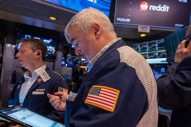 3월 12일(현지시간) 뉴욕 증권거래소에서 트레이더들이 시장 상황을 주시하고 있다.  [AFP]