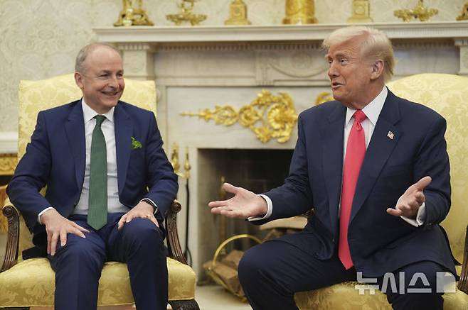 [워싱턴=AP/뉴시스] 도널드 트럼프(오른쪽) 미국 대통령이 12일(현지 시간) 백악관 집무실에서 성 패트릭의 날 리셉션에 앞서 미할 마틴 아일랜드 총리와 회담하고 있다. 트럼프 대통령은 최근 정부의 관세 정책에 일관성이 없다는 지적에 "일관성이 없는 게 아니라 유연성"이라고 맞받았다. 2025.03.13.