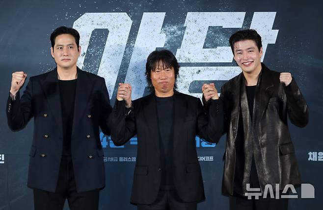 [서울=뉴시스] 김혜진 기자 = 배우 박해준(왼쪽부터), 유해진, 강하늘이 13일 오전 서울 강남구 메가박스 코엑스에서 열린 영화 '야당' 제작보고회에서 포즈를 취하고 있다. 2025.03.13. jini@newsis.com