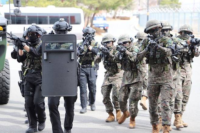 [대구=뉴시스] 13일 대구 북구 칠곡차량기지에서 육군 50사단 팔공산여단 예하 북구·중구·서구대대 장병들이 '25년 FS/TIGER 훈련의 일환으로 통합방위훈련을 하고 있다. (사진=육군 제50보병사단 제공) 2025.03.13. photo@newsis.com *재판매 및 DB 금지