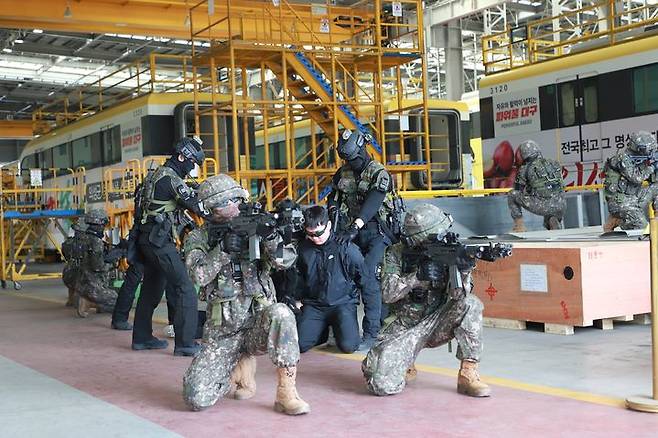 [대구=뉴시스] 13일 대구 북구 칠곡차량기지에서 육군 50사단 팔공산여단 예하 북구·중구·서구대대 장병들이 '25년 FS/TIGER 훈련의 일환으로 통합방위훈련을 하고 있다. (사진=육군 제50보병사단 제공) 2025.03.13. photo@newsis.com *재판매 및 DB 금지