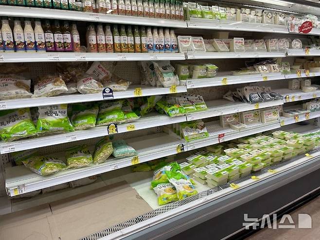 [부천=뉴시스]이다솜 기자=폐점 예정인 홈플러스 부천소사점 지하 1층에 식품 코너 매대에서 콩나물, 두부 제품이 비어있는 모습.2025.03.12