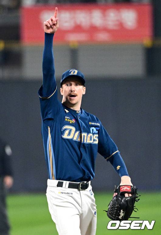 [OSEN=수원, 최규한 기자] 30일 오후 수원 KT위즈파크에서 ‘2023 신한은행 SOL KBO 포스트시즌 플레이오프’ 1차전 KT 위즈와 NC 다이노스의 경기가 열렸다.5회말 1사 주자없는 상황 KT 문상철의 파울에 NC 선발 페디가 타구를 손으로 가리키고 있다. 2023.10.30 / dreamer@osen.co.kr