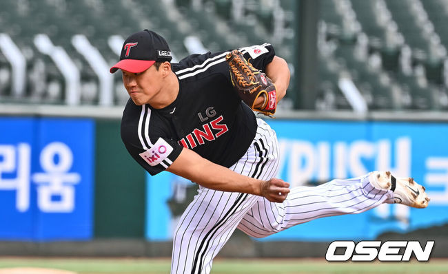 [OSEN=부산, 이석우 기자] 10일 부산 사직야구장에서 2025 신한 SOL 뱅크 KBO 리그 롯데 자이언츠와 LG 트윈스의 시범경기가 열렸다. 홈팀 롯데는 김진욱이 선발로 출전하고, 방문팀 LG는 에르난데스가 선발로 출전했다.LG 트윈스 김대현이 역투하고 있다. 2025.03.10 / foto0307@osen.co.kr