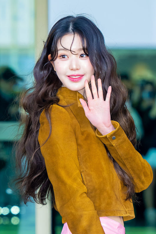 [OSEN=인천공항, 민경훈 기자] 아이브 장원영이 10일 오전 해외 일정을 위해 인천국제공항을 통해 프랑스 파리로 출국했다.아이브(IVE)의 멤버 장원영은 프랑스 파리에서 열리는 패션 브랜드의 FW25 패션쇼에 참석한다.장원영이 출국장으로 향하며 인사를 하고 있다. 2025.03.10 / rumi@osen.co.kr